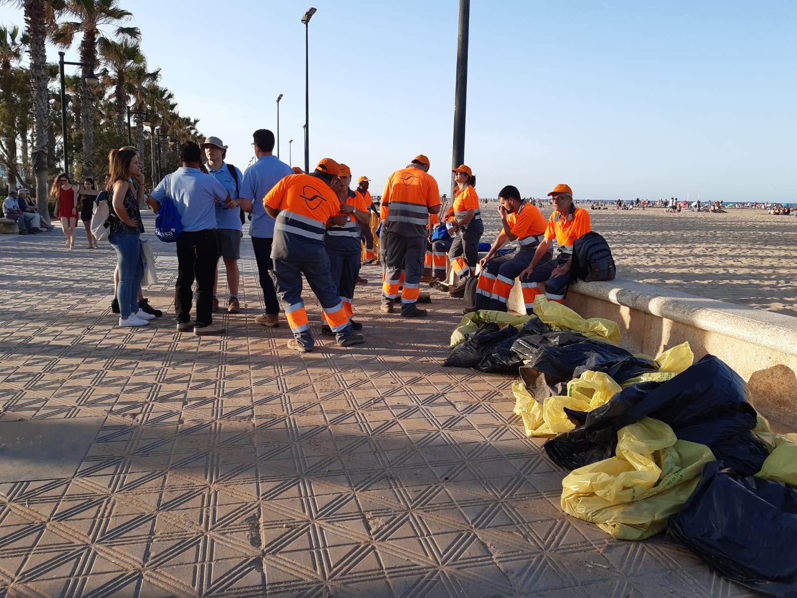 Esta noche las playas de la Comunitat Valenciana se llenan de hogueras para festejar San Juan 2019. La Malvarrosa, la Patacona y Pinedo viven desde primera hora de esta tarde una intensa afluencia de gente. A las 18:00 horas ha empezado el reparto gratuito de leña en Valencia para comenzar con la tradición de montar la hoguera. La fiesta continuará hasta bien entrada la madrugada, después de uno de los momentos más mágicos de la fiesta: saltar las olas.