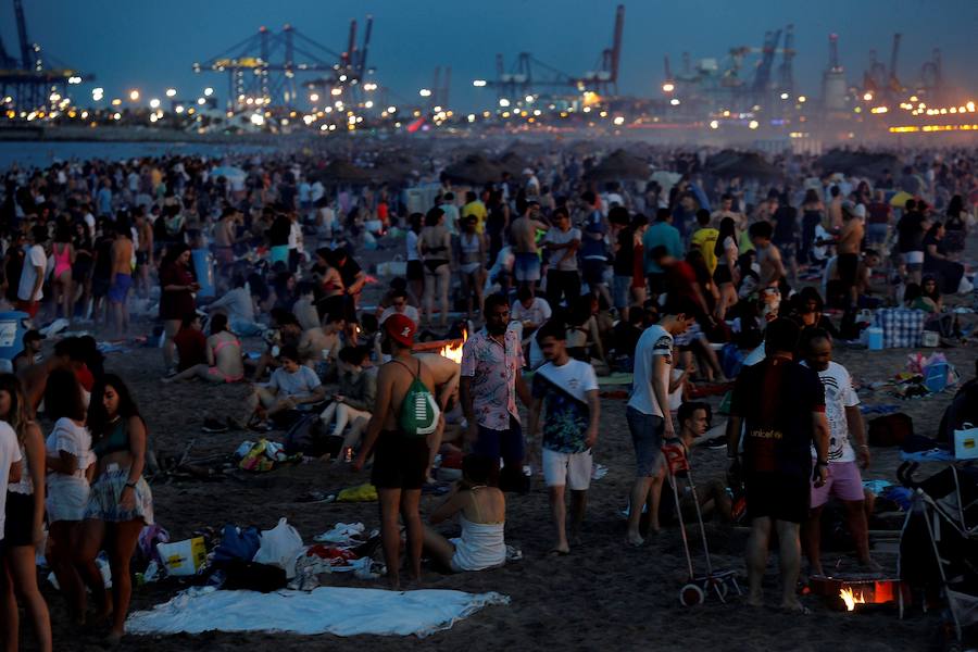 Esta noche las playas de la Comunitat Valenciana se llenan de hogueras para festejar San Juan 2019. La Malvarrosa, la Patacona y Pinedo viven desde primera hora de esta tarde una intensa afluencia de gente. A las 18:00 horas ha empezado el reparto gratuito de leña en Valencia para comenzar con la tradición de montar la hoguera. La fiesta continuará hasta bien entrada la madrugada, después de uno de los momentos más mágicos de la fiesta: saltar las olas.