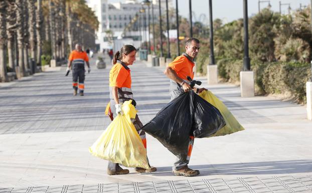 Noche de San Juan en Valencia | Más basura y menos cenizas en San Juan