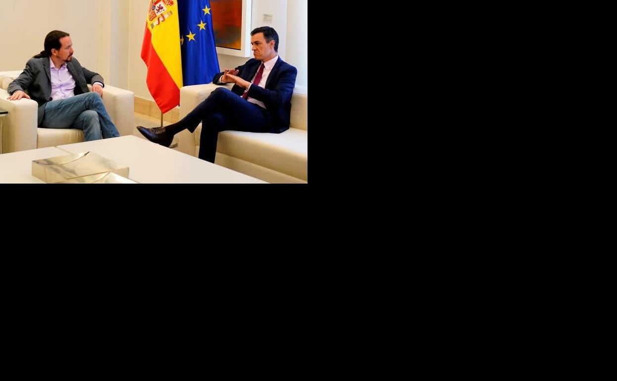 Pablo Iglesias y Pedro Sánchez durante una reunión en la Moncloa.