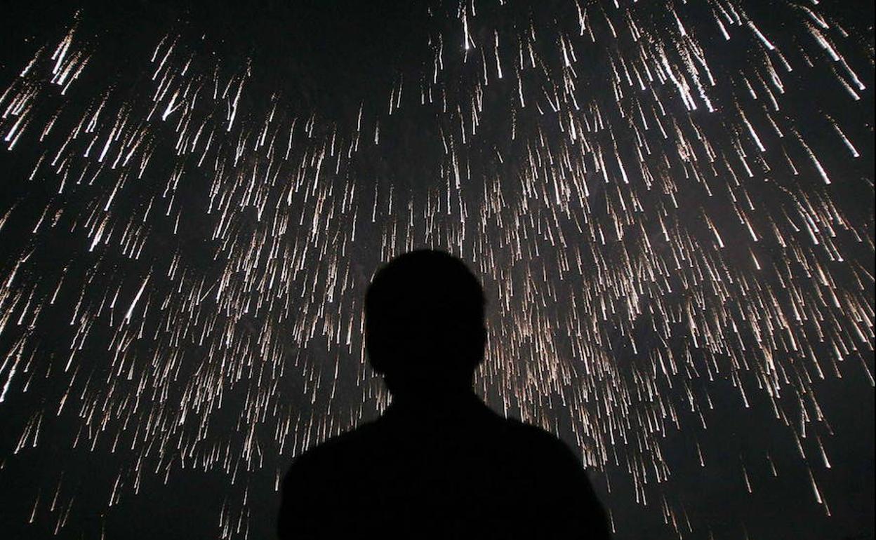 Un hombre contempla el lanzamiento de la 'Palmera Imperial'.