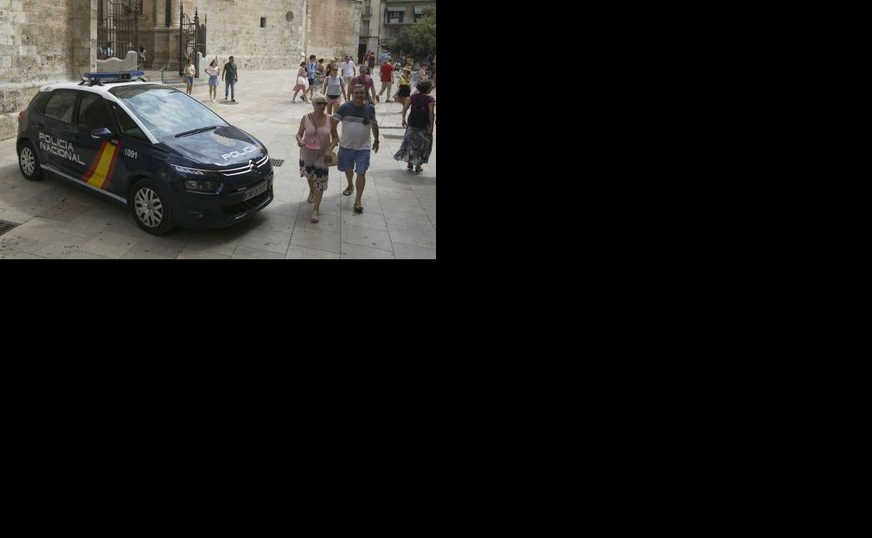 Patrulla de la Policía Nacional en el centro de Valencia.