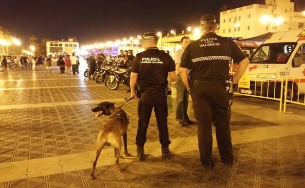 Imagen principal - Más de un centenar de atenciones sanitarias en Valencia en una noche de San Juan multitudinaria