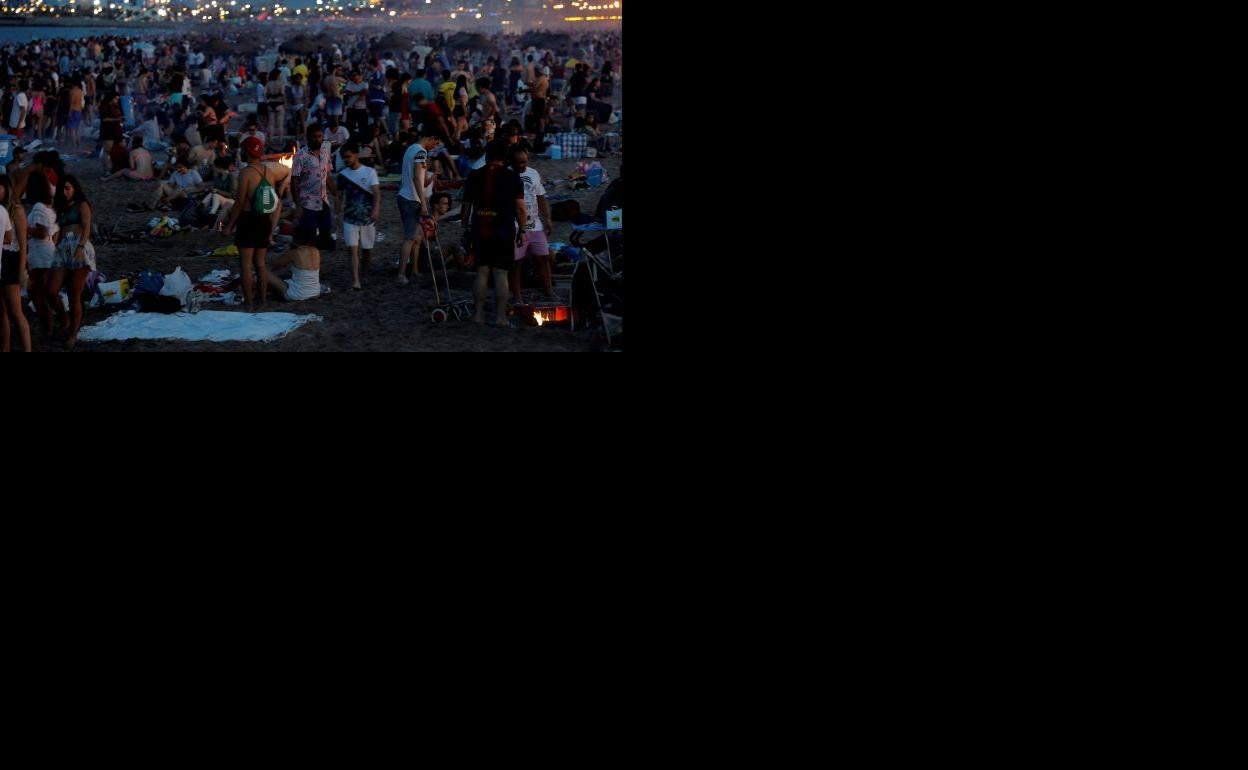 ¿Se ha descontrolado la fiesta en las playas valencianas durante la noche de San Juan?