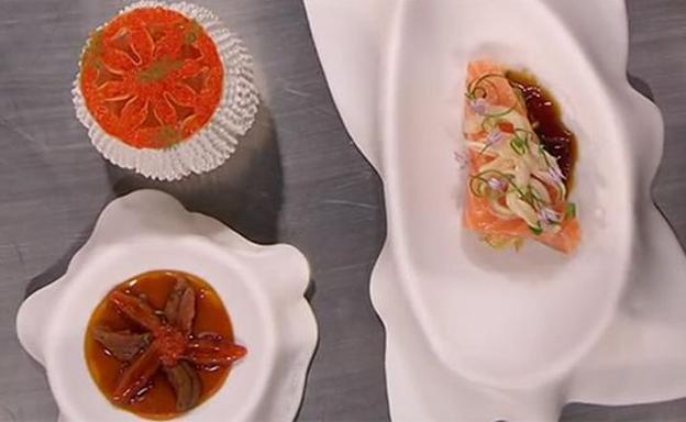 Platos cocinados por Quique Dacosta en MasterChef 6 Ventresca de salmón confitada con espardeñas y jugo de pollo, Yemas de erizo de mar con tomate seco y velo de pollo y Roseta con caviar de salmón y anisados. 