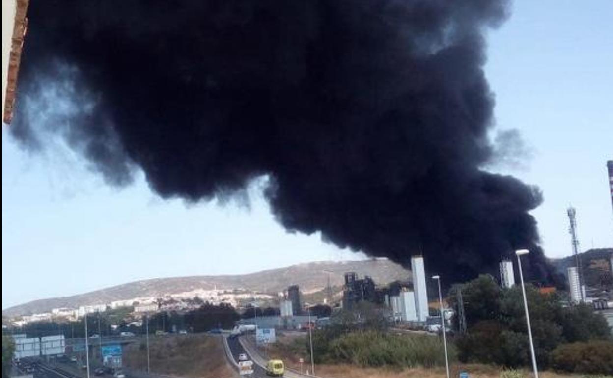 Instalaciones afectadas de la planta química de San Roque (Cádiz) afectadas por el incendio.