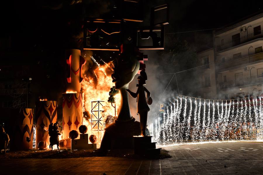 La Cremà de las hogueras, infantil y central, puso el cierre a las fiestas de Fogueres de Sant Joan de Xàbia 2019