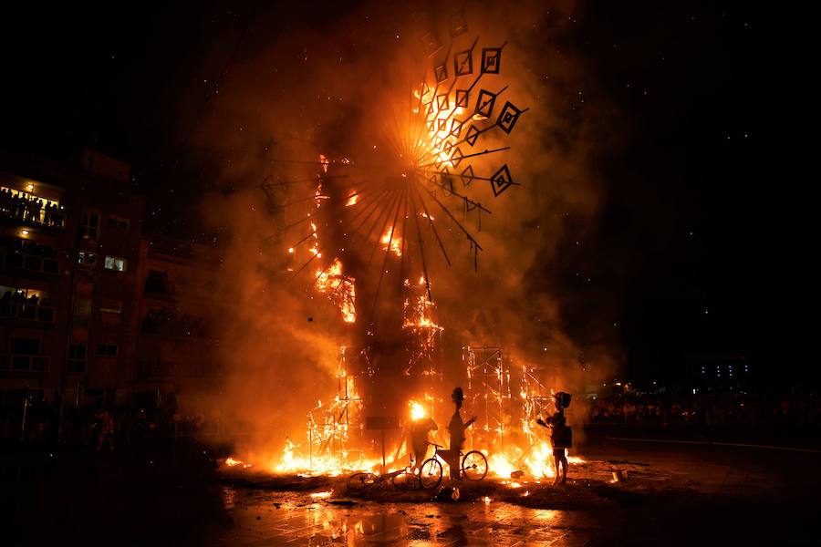 La Cremà de las hogueras, infantil y central, puso el cierre a las fiestas de Fogueres de Sant Joan de Xàbia 2019