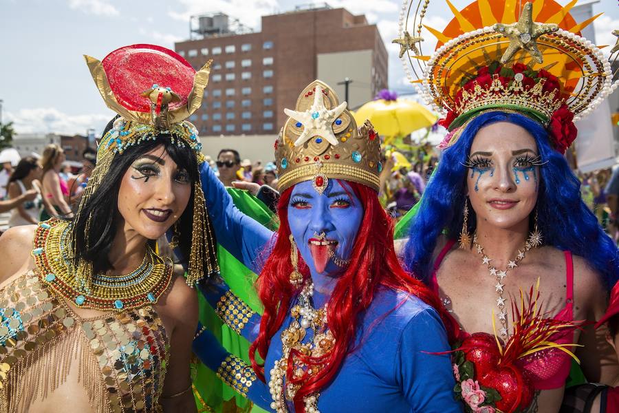 Fotos: Así es el loco desfile de sirenas de Coney Island