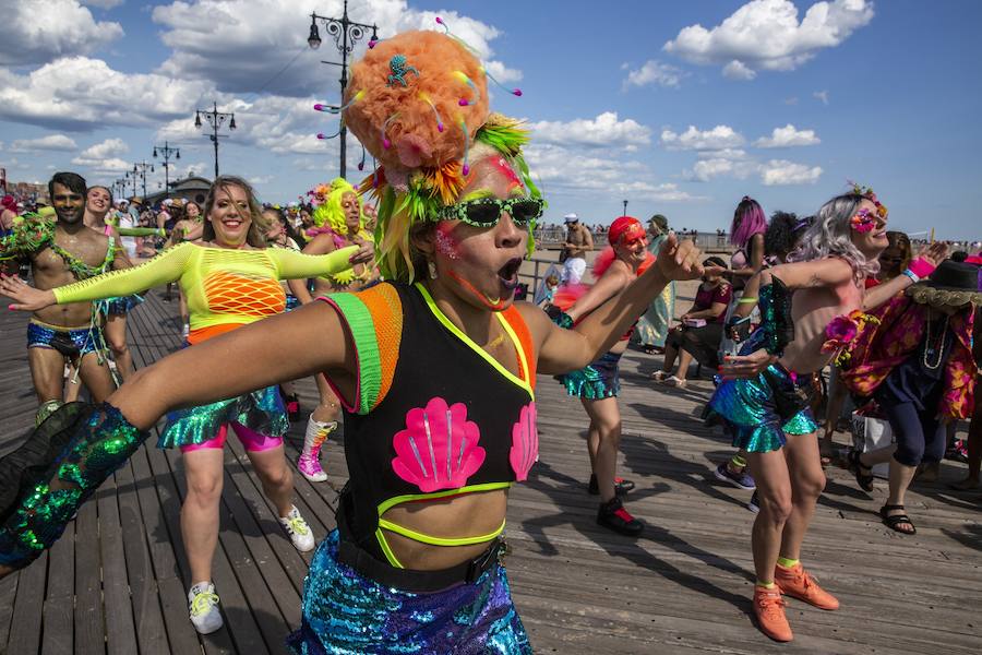 Fotos: Así es el loco desfile de sirenas de Coney Island