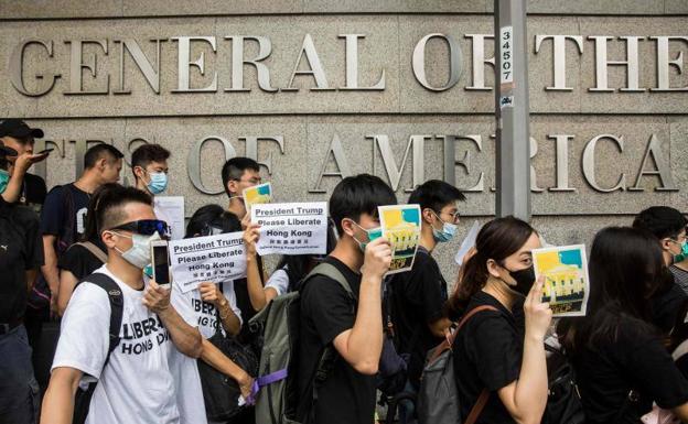 Manifestantes pasan por delante del Consulado de EE UU en Hong Kong.