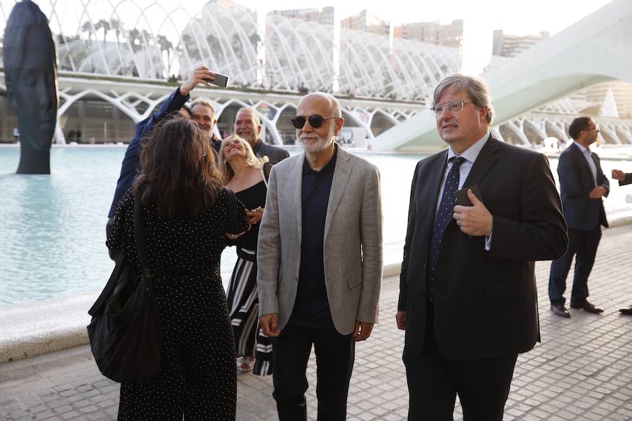 Minna, Isabella, Laura Asia, Maria, Laurelle, Carla y Silvia. Son los nombres de las grandes esculturas del artista Jaume Plensa que desde este jueves 26 de junio lucen en la Ciudad de las Ciencias de Valencia. La exposición, que se podrá ver hasta el 3 de noviembre, es todo un «homenaje a la feminidad», ha dicho el artista barcelonés. Plensa ha descrito la muestra, creada para Valencia, como una celebración de la mujer «en su diversidad». El creador ha vuelto a la capital del Turia tras más de una década para quedarse. La propia Hortensia Herrero ha afirmado que comprará «dos de estas cabezas escultóricas: una a título personal y otra al de la Fundación».