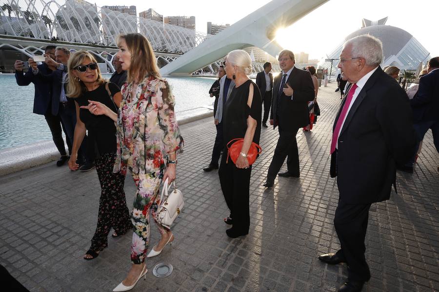 Minna, Isabella, Laura Asia, Maria, Laurelle, Carla y Silvia. Son los nombres de las grandes esculturas del artista Jaume Plensa que desde este jueves 26 de junio lucen en la Ciudad de las Ciencias de Valencia. La exposición, que se podrá ver hasta el 3 de noviembre, es todo un «homenaje a la feminidad», ha dicho el artista barcelonés. Plensa ha descrito la muestra, creada para Valencia, como una celebración de la mujer «en su diversidad». El creador ha vuelto a la capital del Turia tras más de una década para quedarse. La propia Hortensia Herrero ha afirmado que comprará «dos de estas cabezas escultóricas: una a título personal y otra al de la Fundación».