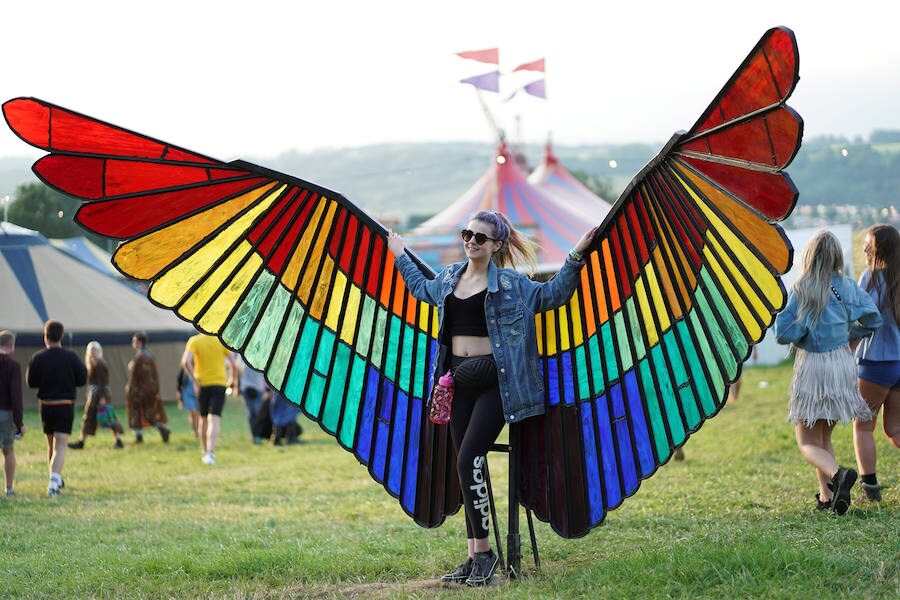 La localidad inglesa de Worthy Farm celebra este fin de semana el conocido Glastonbury, el festival 'greenfield' más grande del mundo. Más de dos millones de personas se inscribieron para conseguir una de las 135.000 entradas que se pusieron a la venta y se agotaron por completo. El carácter de este festival es la libertad y la despreocupación que reina en el recinto, todo lo necesario para disfrutar sin reglas de actuaciones destacadas como las de Kylie o Janet Jackson, entre otros. 