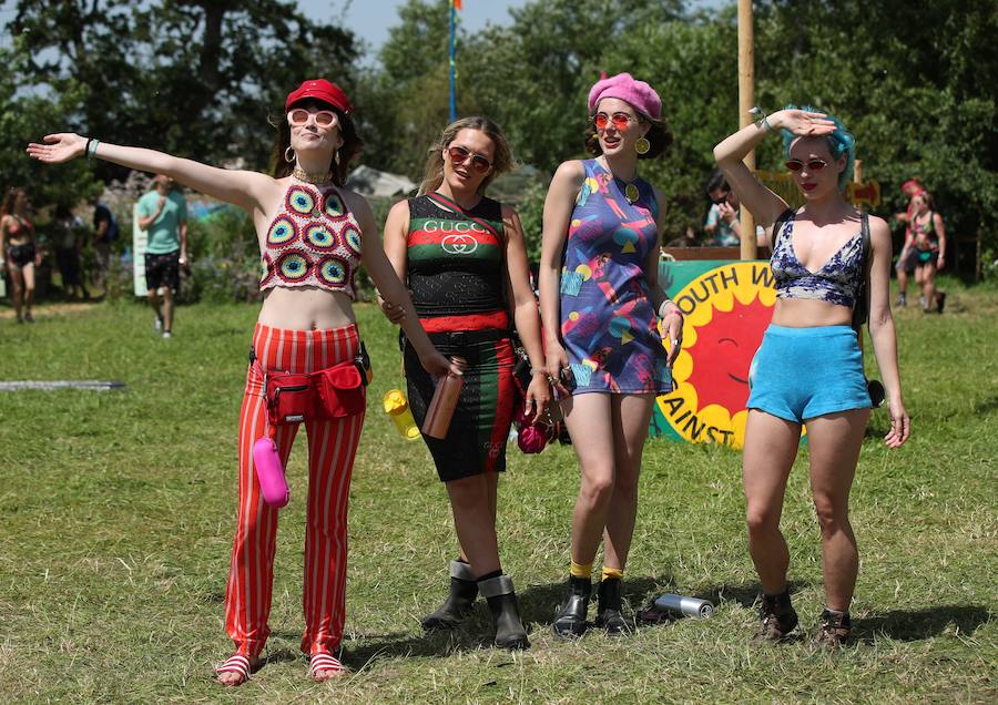 La localidad inglesa de Worthy Farm celebra este fin de semana el conocido Glastonbury, el festival 'greenfield' más grande del mundo. Más de dos millones de personas se inscribieron para conseguir una de las 135.000 entradas que se pusieron a la venta y se agotaron por completo. El carácter de este festival es la libertad y la despreocupación que reina en el recinto, todo lo necesario para disfrutar sin reglas de actuaciones destacadas como las de Kylie o Janet Jackson, entre otros. 