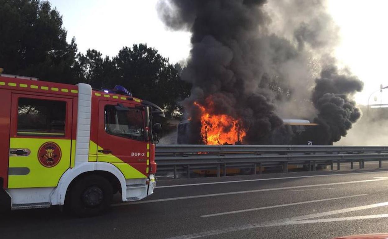 Un autobús se incendia en la V-30 a la altura de la avenida Ausiàs March