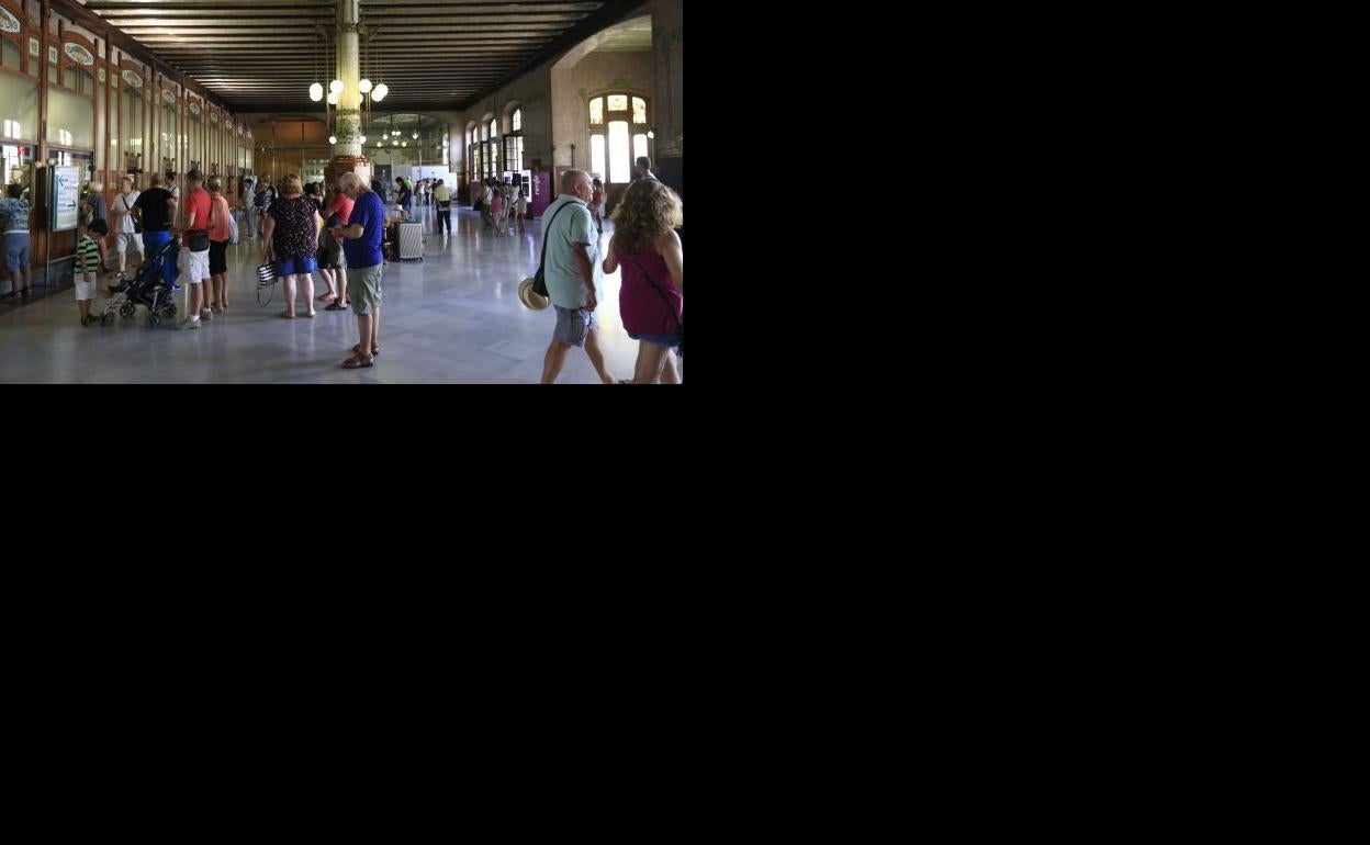 Interior de la Estación del Norte de Valencia.