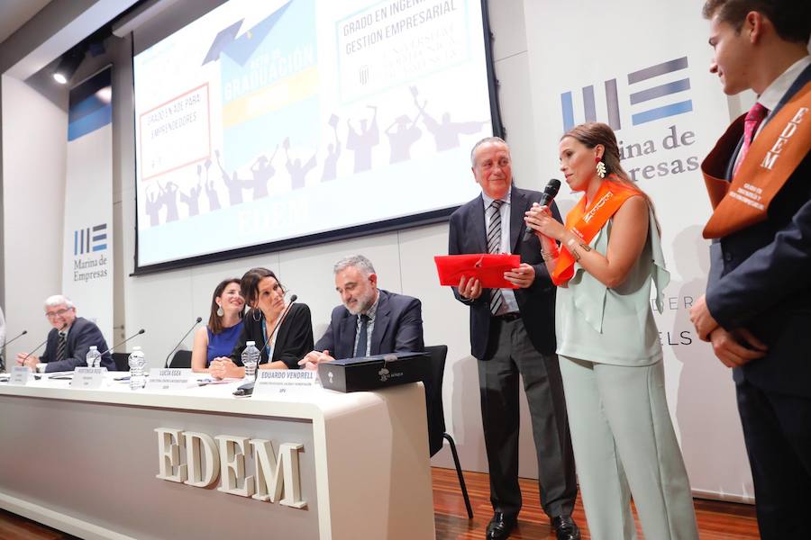 EDEM Escuela de Empresarios ha organizado esta tarde la graduación de la primera promoción del Grado en Ingeniería y Gestión Empresarial (IGE), titulación adscrita a la Universitat Politècnica de Valencia (UPV), y de la cuarta promoción del Grado en ADE para Emprendedores, adscrito a la Universitat de València (UV). Fernando Roig, presidente del Grupo Pamesa y del Villarreal CF, ha apadrinado a los estudiantes recién egresados.