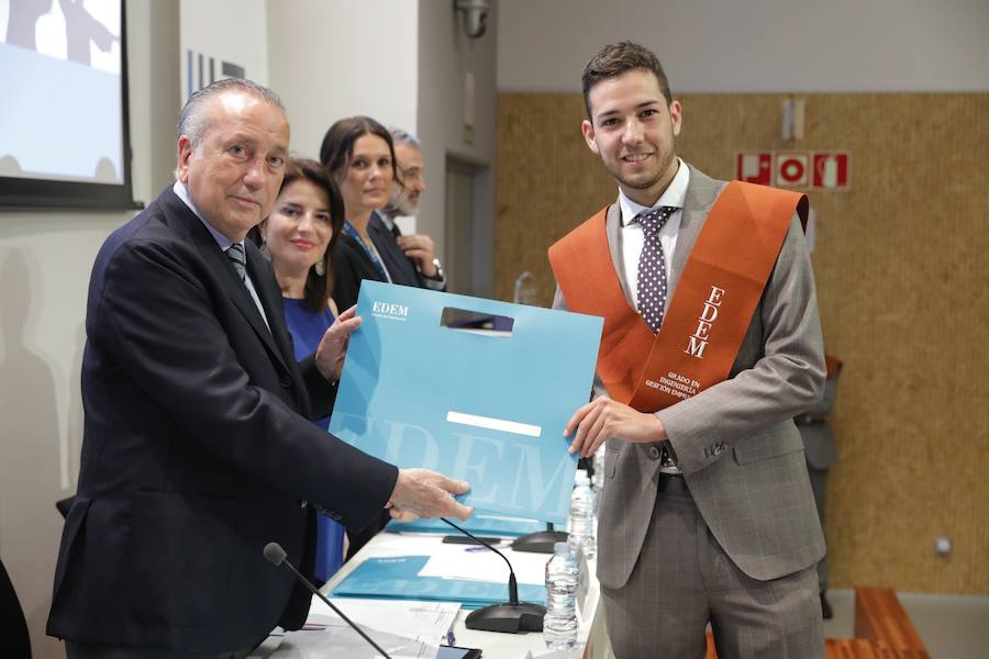 EDEM Escuela de Empresarios ha organizado esta tarde la graduación de la primera promoción del Grado en Ingeniería y Gestión Empresarial (IGE), titulación adscrita a la Universitat Politècnica de Valencia (UPV), y de la cuarta promoción del Grado en ADE para Emprendedores, adscrito a la Universitat de València (UV). Fernando Roig, presidente del Grupo Pamesa y del Villarreal CF, ha apadrinado a los estudiantes recién egresados.