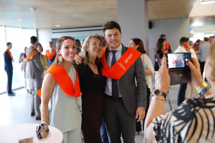 EDEM Escuela de Empresarios ha organizado esta tarde la graduación de la primera promoción del Grado en Ingeniería y Gestión Empresarial (IGE), titulación adscrita a la Universitat Politècnica de Valencia (UPV), y de la cuarta promoción del Grado en ADE para Emprendedores, adscrito a la Universitat de València (UV). Fernando Roig, presidente del Grupo Pamesa y del Villarreal CF, ha apadrinado a los estudiantes recién egresados.