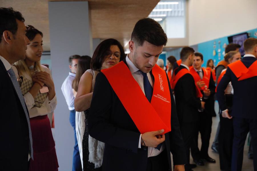 EDEM Escuela de Empresarios ha organizado esta tarde la graduación de la primera promoción del Grado en Ingeniería y Gestión Empresarial (IGE), titulación adscrita a la Universitat Politècnica de Valencia (UPV), y de la cuarta promoción del Grado en ADE para Emprendedores, adscrito a la Universitat de València (UV). Fernando Roig, presidente del Grupo Pamesa y del Villarreal CF, ha apadrinado a los estudiantes recién egresados.