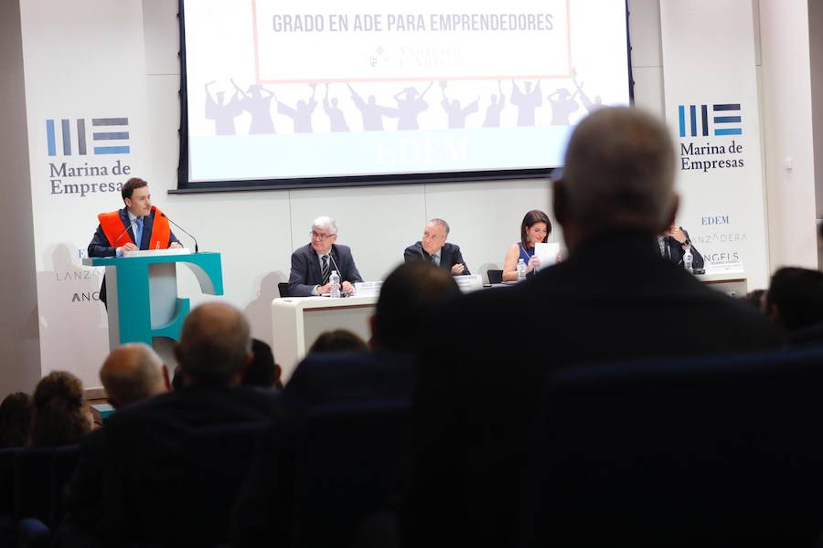 EDEM Escuela de Empresarios ha organizado esta tarde la graduación de la primera promoción del Grado en Ingeniería y Gestión Empresarial (IGE), titulación adscrita a la Universitat Politècnica de Valencia (UPV), y de la cuarta promoción del Grado en ADE para Emprendedores, adscrito a la Universitat de València (UV). Fernando Roig, presidente del Grupo Pamesa y del Villarreal CF, ha apadrinado a los estudiantes recién egresados.