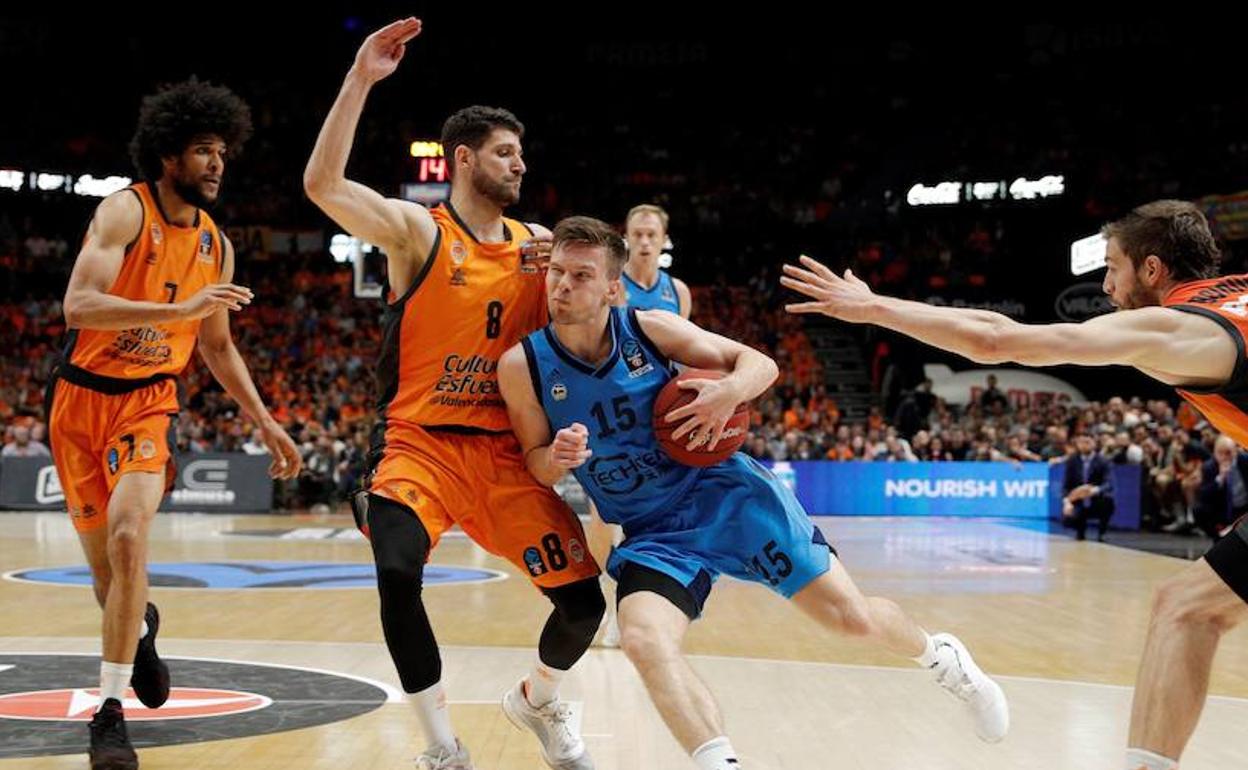 Diot trata de bloquear el avance de un jugador del Alba Berlin en la final de la Eurocup. 