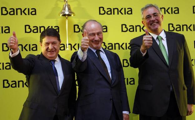 El expresidente de Bankia, Rodrigo Rato (centro), en el estreno en Bolsa del banco el 20 de julio de 2011. 