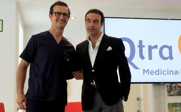 Enrique Ponce (d) junto al doctor Angel Villamor en la rueda de prensa que el diestro valenciano ha ofrecido esta mañana en Madrid.