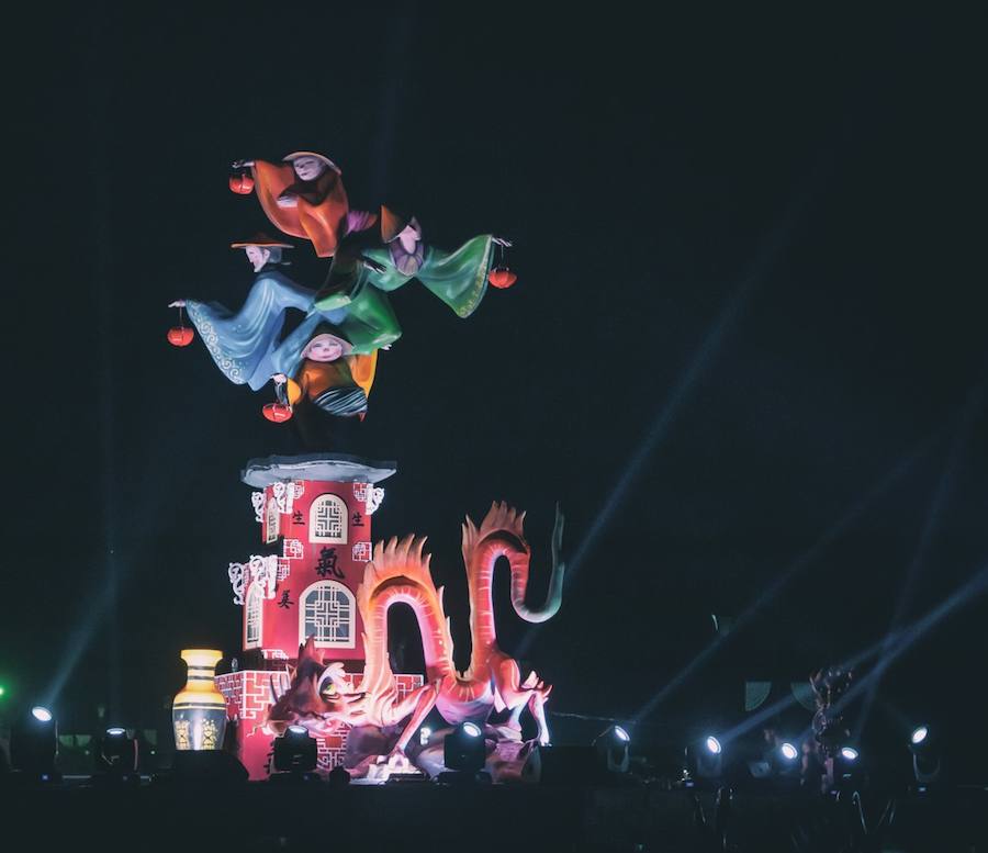 La ciudad de Yedda acoge durante 40 días uno de los festivales más importantes del verano a orillas del Mar Rojo. En su paseo marítimo de Al Hamra se celebra el Jeddah Seasons y allí se exihibrán seis fallas realizadas por el artista fallero David Sánchez Llongo (artesano valenciano que recientemente ha conseguido ganar en la sección Primera de las Hogueras de Alicante). Cada una con una temática diferente (España, África, China, Estados Unidos, India y Arabia Saudí), las fallas valencianas conquistan un nuevo territorio pero no vivirán su auténtico final, dado que en estas tierras el fuego no se entiende en estos casos con el mismo carácter purificador que en Valencia. Producciones Merlín es el responsable de que las Fallas de Valencia viajen hasta Arabia Saudí desde el taller de David Sánchez Llongo.