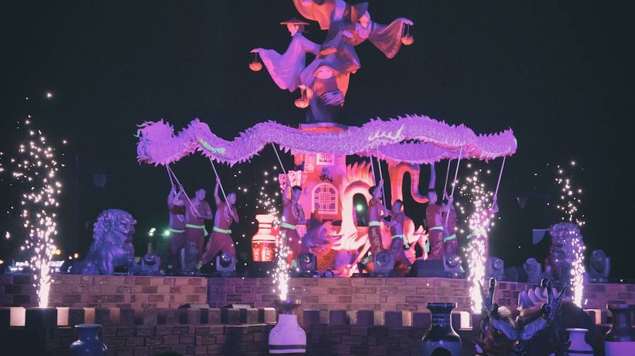 La ciudad de Yedda acoge durante 40 días uno de los festivales más importantes del verano a orillas del Mar Rojo. En su paseo marítimo de Al Hamra se celebra el Jeddah Seasons y allí se exihibrán seis fallas realizadas por el artista fallero David Sánchez Llongo (artesano valenciano que recientemente ha conseguido ganar en la sección Primera de las Hogueras de Alicante). Cada una con una temática diferente (España, África, China, Estados Unidos, India y Arabia Saudí), las fallas valencianas conquistan un nuevo territorio pero no vivirán su auténtico final, dado que en estas tierras el fuego no se entiende en estos casos con el mismo carácter purificador que en Valencia. Producciones Merlín es el responsable de que las Fallas de Valencia viajen hasta Arabia Saudí desde el taller de David Sánchez Llongo.