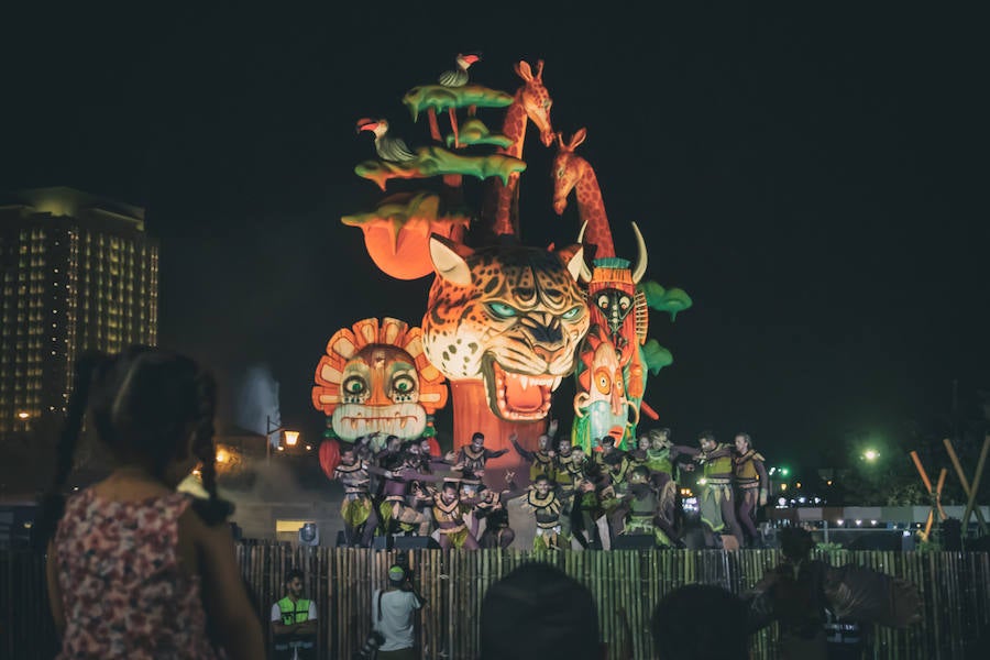 La ciudad de Yedda acoge durante 40 días uno de los festivales más importantes del verano a orillas del Mar Rojo. En su paseo marítimo de Al Hamra se celebra el Jeddah Seasons y allí se exihibrán seis fallas realizadas por el artista fallero David Sánchez Llongo (artesano valenciano que recientemente ha conseguido ganar en la sección Primera de las Hogueras de Alicante). Cada una con una temática diferente (España, África, China, Estados Unidos, India y Arabia Saudí), las fallas valencianas conquistan un nuevo territorio pero no vivirán su auténtico final, dado que en estas tierras el fuego no se entiende en estos casos con el mismo carácter purificador que en Valencia. Producciones Merlín es el responsable de que las Fallas de Valencia viajen hasta Arabia Saudí desde el taller de David Sánchez Llongo.