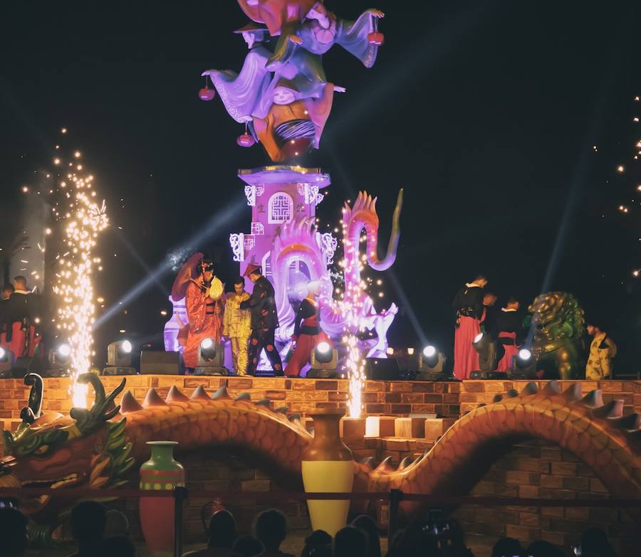 La ciudad de Yedda acoge durante 40 días uno de los festivales más importantes del verano a orillas del Mar Rojo. En su paseo marítimo de Al Hamra se celebra el Jeddah Seasons y allí se exihibrán seis fallas realizadas por el artista fallero David Sánchez Llongo (artesano valenciano que recientemente ha conseguido ganar en la sección Primera de las Hogueras de Alicante). Cada una con una temática diferente (España, África, China, Estados Unidos, India y Arabia Saudí), las fallas valencianas conquistan un nuevo territorio pero no vivirán su auténtico final, dado que en estas tierras el fuego no se entiende en estos casos con el mismo carácter purificador que en Valencia. Producciones Merlín es el responsable de que las Fallas de Valencia viajen hasta Arabia Saudí desde el taller de David Sánchez Llongo.