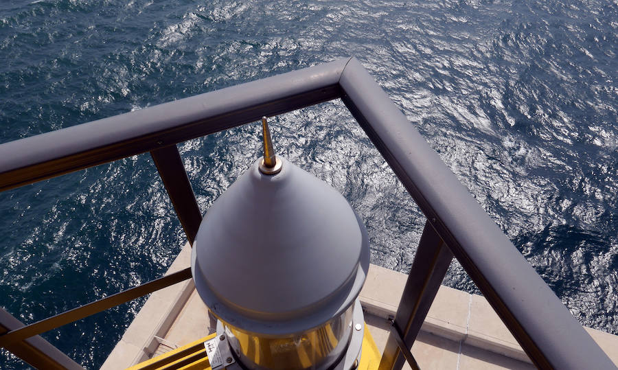 Este San Juan ha cumplido cuatro años, pero aún son pocos quienes lo conocen. Menos los que se han subido a su cima. La llamativa construcción vigila la costa valenciana desde el Muelle de Cruceros del puerto y moderniza la esencia de una tradición milenaria que sigue desprendiendo luz. Contruido por Ignacio Pascual en 2015, está hecho a base de fibra de vidrio y fibra de carbono, que junto a su original imagen, le valió el premio a la innovación en la categoría de Infraestructuras en los JEC World 2016 Innovation Award.