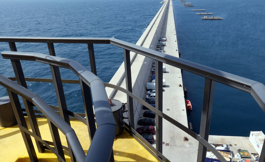 Este San Juan ha cumplido cuatro años, pero aún son pocos quienes lo conocen. Menos los que se han subido a su cima. La llamativa construcción vigila la costa valenciana desde el Muelle de Cruceros del puerto y moderniza la esencia de una tradición milenaria que sigue desprendiendo luz. Contruido por Ignacio Pascual en 2015, está hecho a base de fibra de vidrio y fibra de carbono, que junto a su original imagen, le valió el premio a la innovación en la categoría de Infraestructuras en los JEC World 2016 Innovation Award.