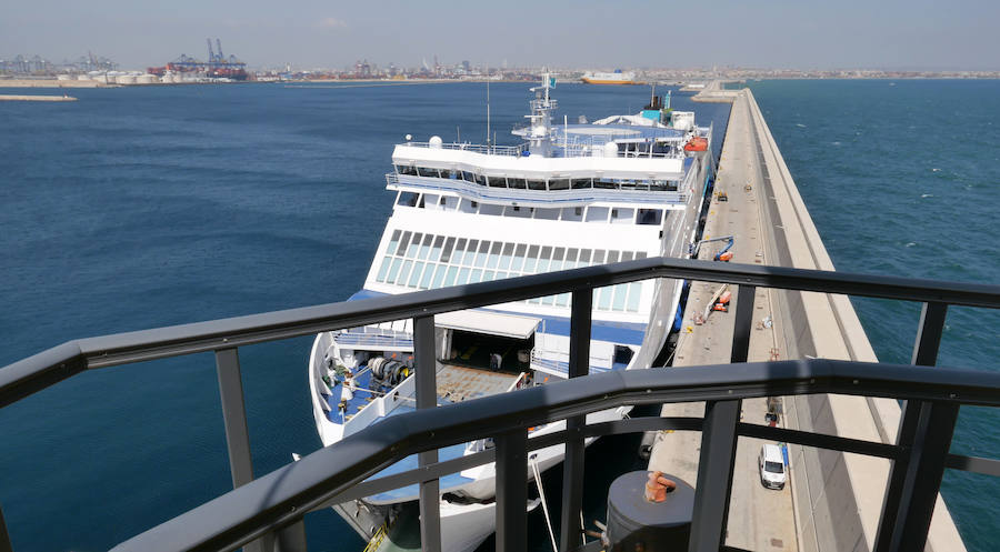 Este San Juan ha cumplido cuatro años, pero aún son pocos quienes lo conocen. Menos los que se han subido a su cima. La llamativa construcción vigila la costa valenciana desde el Muelle de Cruceros del puerto y moderniza la esencia de una tradición milenaria que sigue desprendiendo luz. Contruido por Ignacio Pascual en 2015, está hecho a base de fibra de vidrio y fibra de carbono, que junto a su original imagen, le valió el premio a la innovación en la categoría de Infraestructuras en los JEC World 2016 Innovation Award.