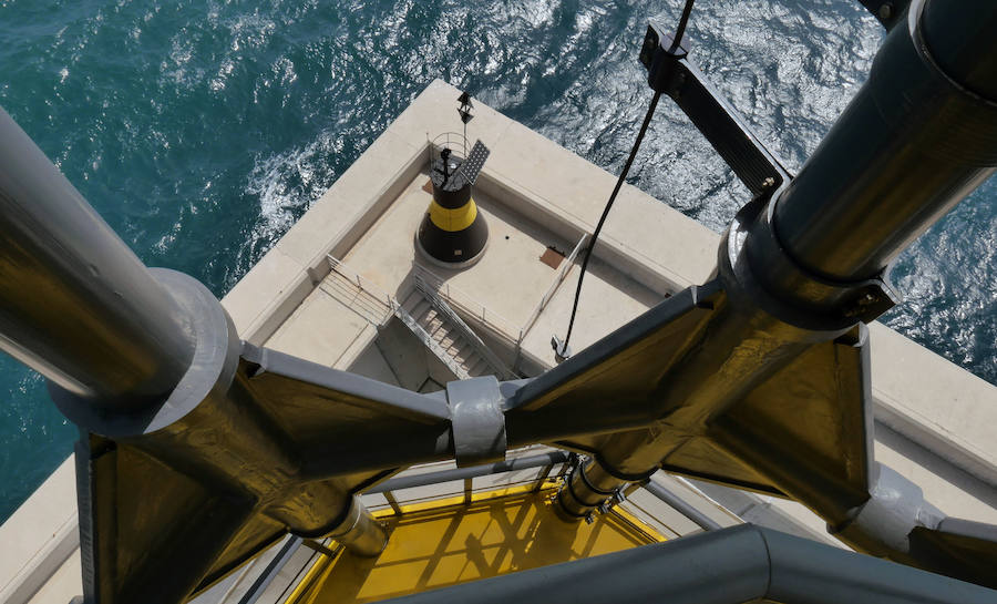 Este San Juan ha cumplido cuatro años, pero aún son pocos quienes lo conocen. Menos los que se han subido a su cima. La llamativa construcción vigila la costa valenciana desde el Muelle de Cruceros del puerto y moderniza la esencia de una tradición milenaria que sigue desprendiendo luz. Contruido por Ignacio Pascual en 2015, está hecho a base de fibra de vidrio y fibra de carbono, que junto a su original imagen, le valió el premio a la innovación en la categoría de Infraestructuras en los JEC World 2016 Innovation Award.