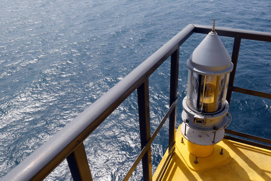 Este San Juan ha cumplido cuatro años, pero aún son pocos quienes lo conocen. Menos los que se han subido a su cima. La llamativa construcción vigila la costa valenciana desde el Muelle de Cruceros del puerto y moderniza la esencia de una tradición milenaria que sigue desprendiendo luz. Contruido por Ignacio Pascual en 2015, está hecho a base de fibra de vidrio y fibra de carbono, que junto a su original imagen, le valió el premio a la innovación en la categoría de Infraestructuras en los JEC World 2016 Innovation Award.