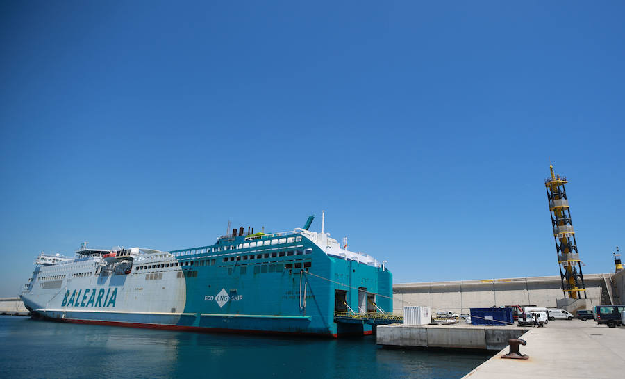 Este San Juan ha cumplido cuatro años, pero aún son pocos quienes lo conocen. Menos los que se han subido a su cima. La llamativa construcción vigila la costa valenciana desde el Muelle de Cruceros del puerto y moderniza la esencia de una tradición milenaria que sigue desprendiendo luz. Contruido por Ignacio Pascual en 2015, está hecho a base de fibra de vidrio y fibra de carbono, que junto a su original imagen, le valió el premio a la innovación en la categoría de Infraestructuras en los JEC World 2016 Innovation Award.