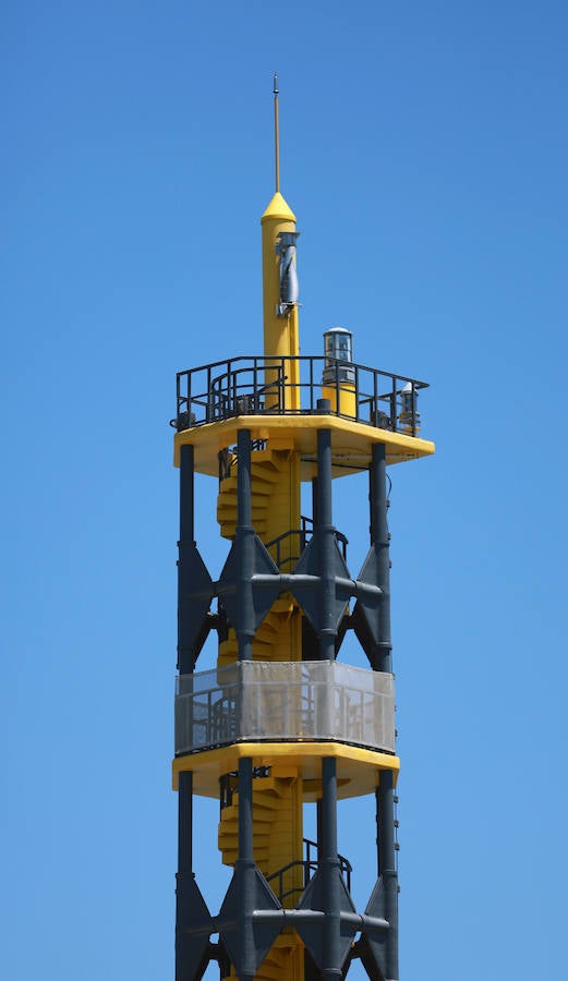 Este San Juan ha cumplido cuatro años, pero aún son pocos quienes lo conocen. Menos los que se han subido a su cima. La llamativa construcción vigila la costa valenciana desde el Muelle de Cruceros del puerto y moderniza la esencia de una tradición milenaria que sigue desprendiendo luz. Contruido por Ignacio Pascual en 2015, está hecho a base de fibra de vidrio y fibra de carbono, que junto a su original imagen, le valió el premio a la innovación en la categoría de Infraestructuras en los JEC World 2016 Innovation Award.