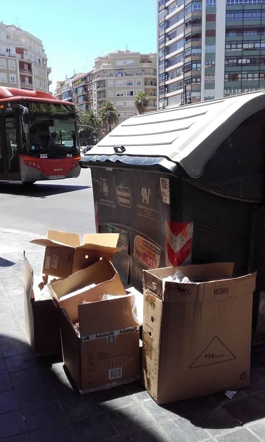 La asociación de comerciantes del centro de Valencia pide más colaboración ciudadana por la basura que se queda fuera de los contenedores y exige un refuerzo en el barrido. Reclaman un baldeo urgente: «Huele mal».