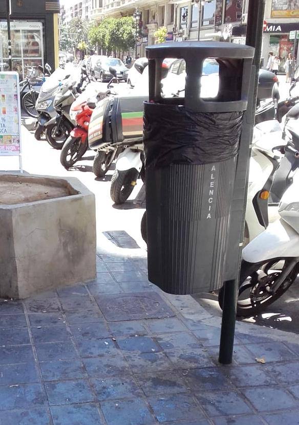 La asociación de comerciantes del centro de Valencia pide más colaboración ciudadana por la basura que se queda fuera de los contenedores y exige un refuerzo en el barrido. Reclaman un baldeo urgente: «Huele mal».