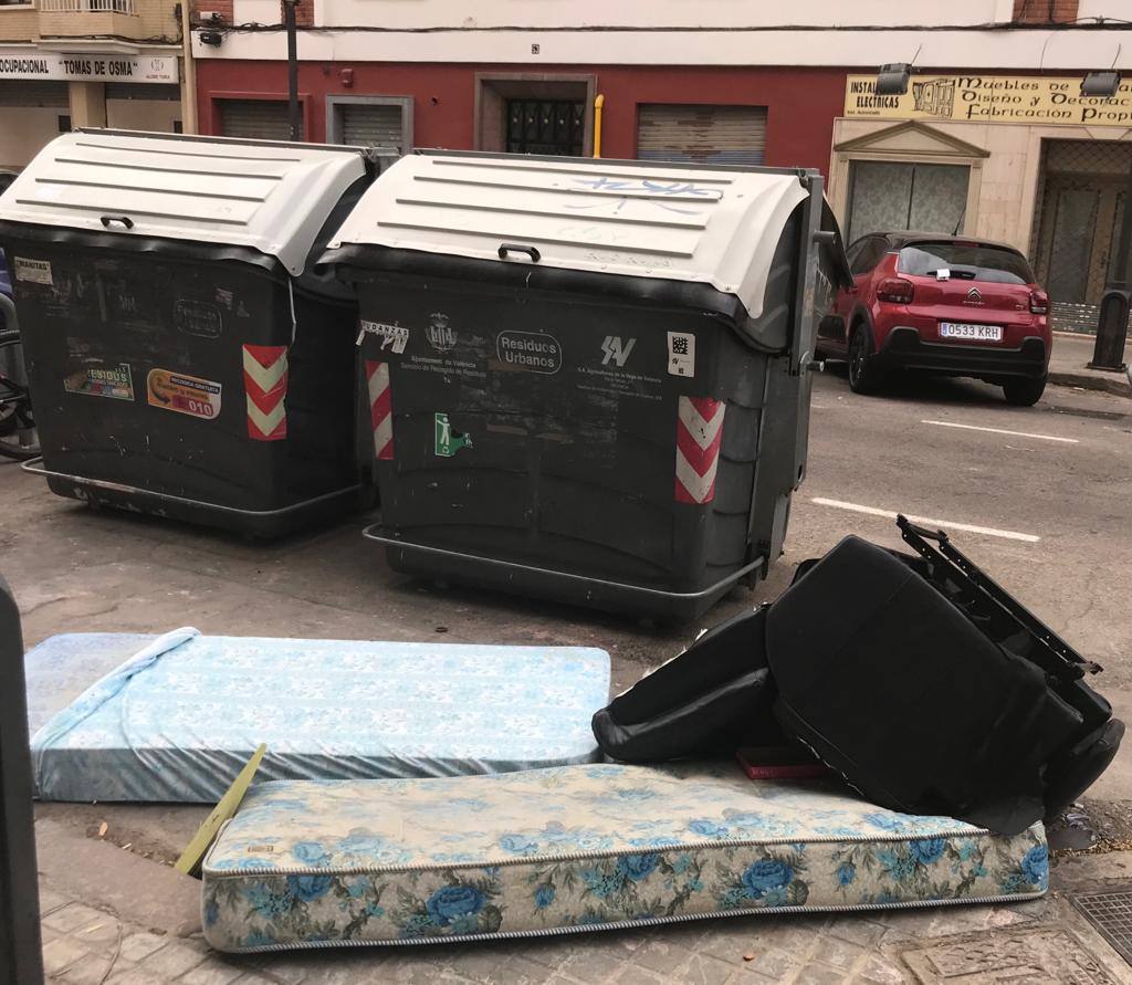 La asociación de comerciantes del centro de Valencia pide más colaboración ciudadana por la basura que se queda fuera de los contenedores y exige un refuerzo en el barrido. Reclaman un baldeo urgente: «Huele mal».