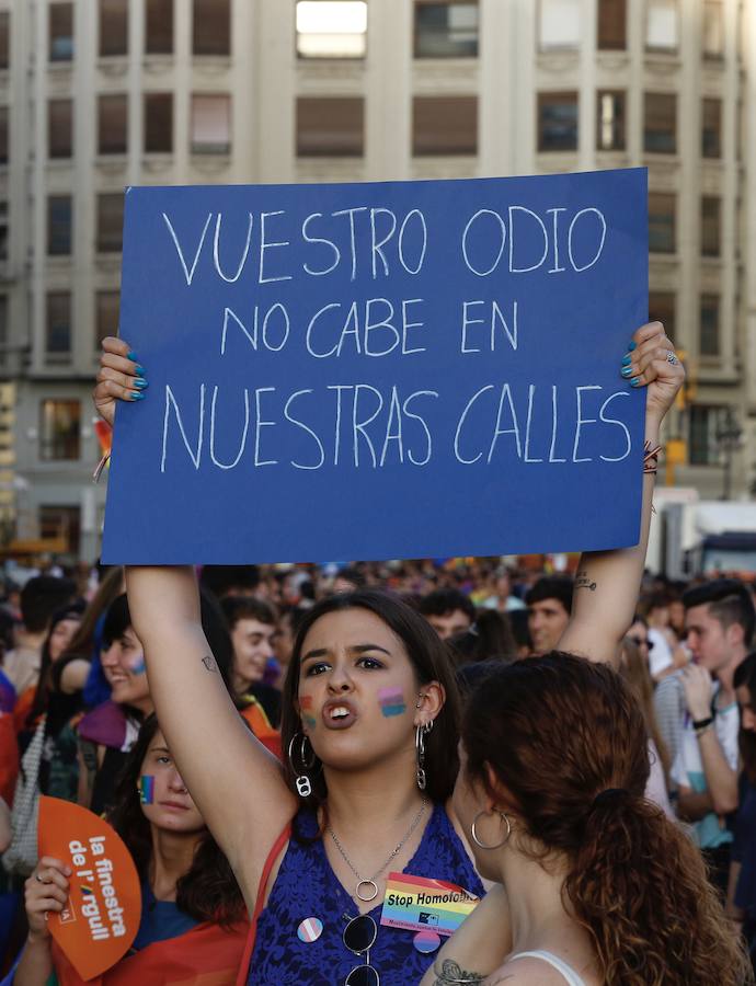 Un carnaval arcoiris recorre este sábado las principales calles del centro de Valencia en defensa de los derechos LGTB+, por la diversidad sexual, de género y familiar en el 40 aniversario de la primera manifestación del colectivo homosexual en la capital de la Comunitat.