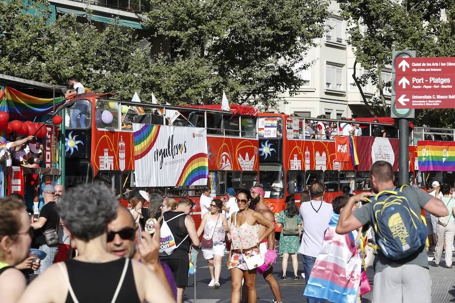 Un carnaval arcoiris recorre este sábado las principales calles del centro de Valencia en defensa de los derechos LGTB+, por la diversidad sexual, de género y familiar en el 40 aniversario de la primera manifestación del colectivo homosexual en la capital de la Comunitat.