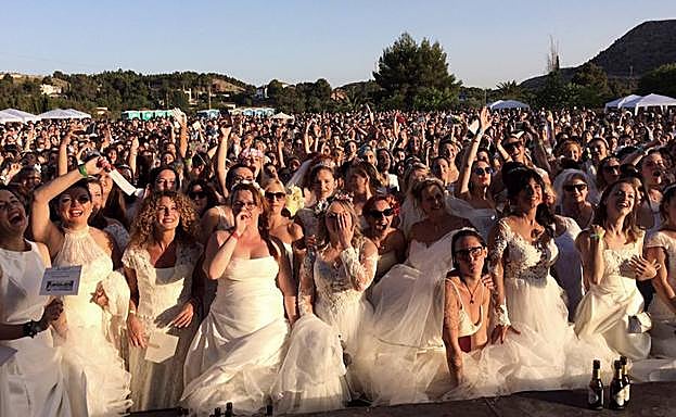 Miles de mujeres vestidas de novia en Petrer.