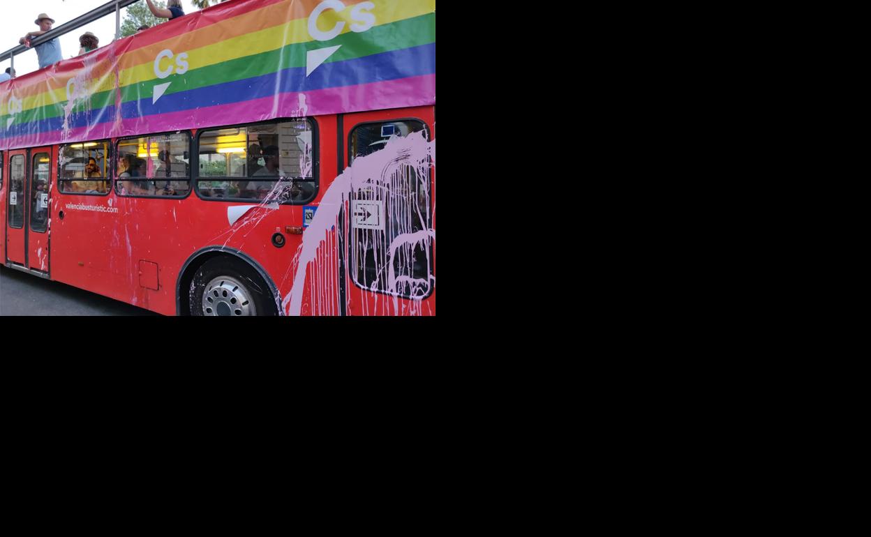 El autobús de Ciudadanos atacado en Valencia, en la marcha LGTBI. 