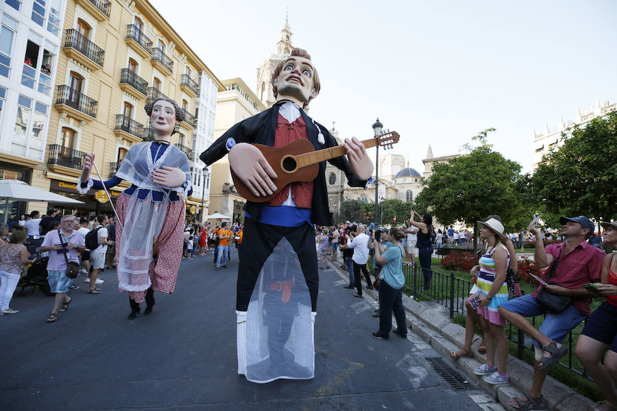 Conciertos, pirotecnia, toros, tradiciones y Fallas. Comienza en Valencia un mes de diversión para todos los públicos y bolsillos. El pasacalle inaugural ha dado el pistoletazo de salida a la Gran Fira de Valencia 2019. 