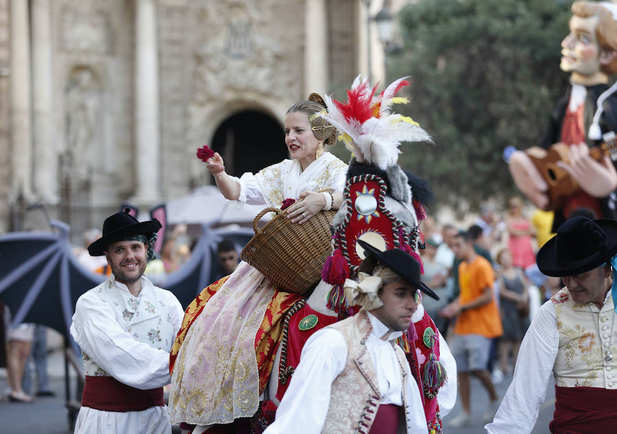 Conciertos, pirotecnia, toros, tradiciones y Fallas. Comienza en Valencia un mes de diversión para todos los públicos y bolsillos. El pasacalle inaugural ha dado el pistoletazo de salida a la Gran Fira de Valencia 2019. 