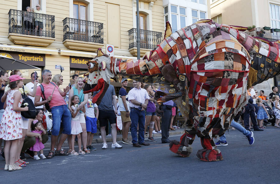 Conciertos, pirotecnia, toros, tradiciones y Fallas. Comienza en Valencia un mes de diversión para todos los públicos y bolsillos. El pasacalle inaugural ha dado el pistoletazo de salida a la Gran Fira de Valencia 2019. 